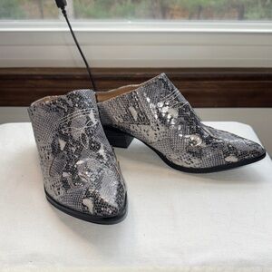 Elegant Snakeskin Patterned Western Style Mules